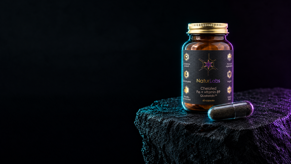 Dóza Naturlabs Iron. Železo a folát na tmavém kameni s průhlednou kapslí