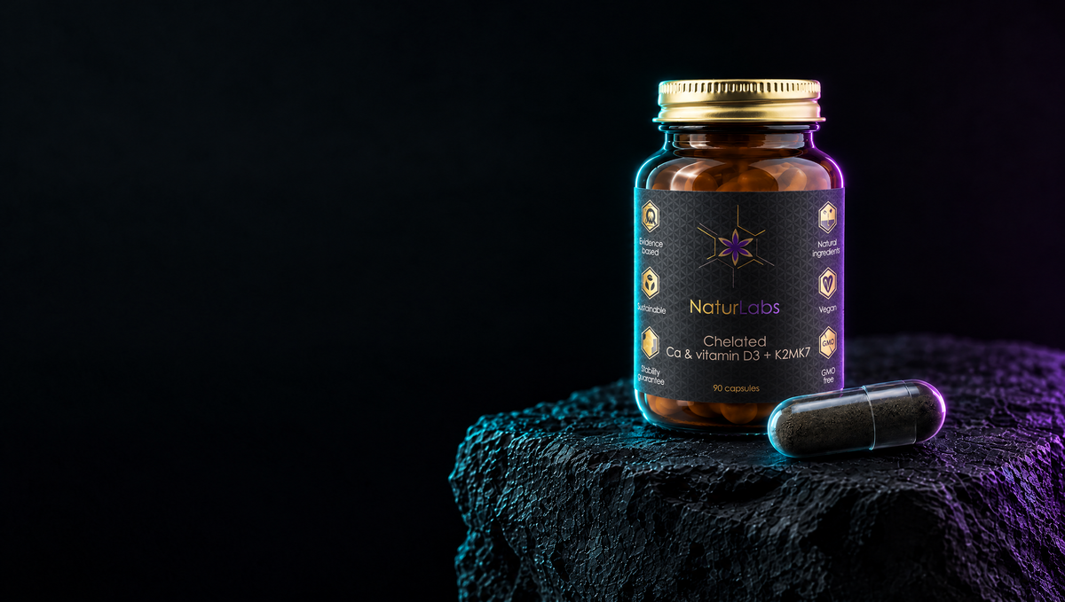 Dóza Naturlabs Vápník + vitamin D3 a K2 na tmavém kameni s průhlednou kapslí