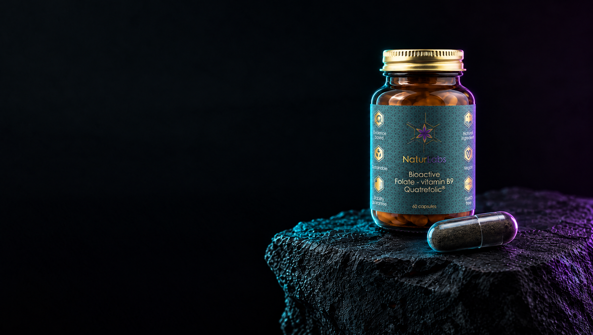 Dóza Naturlabs Bioaktivní folát na tmavém kameni s průhlednou kapslí